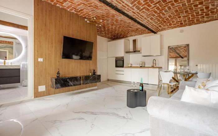 Fanstastic 2BDRM Biella Center!