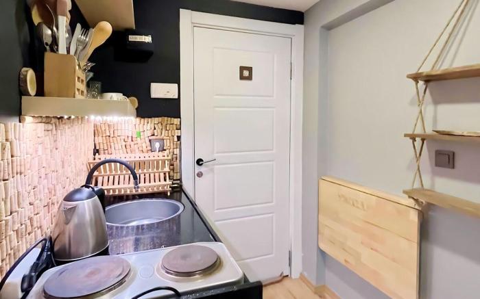Cozy Central Flat w/Netflix & Elevator Near Metro