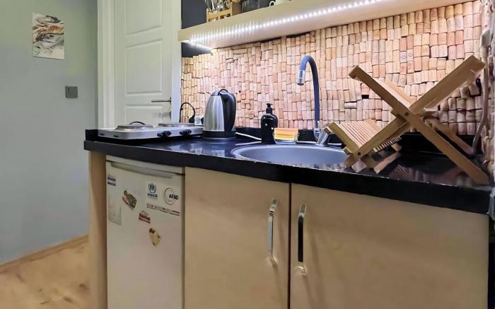 Cozy Central Flat w/Netflix & Elevator Near Metro