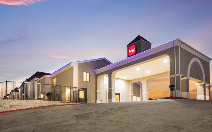 Red Roof Inn & Suites Austin East - Manor