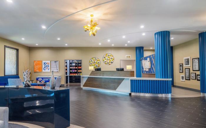 Holiday Inn Express & Suites Kansas City Airport By IHG