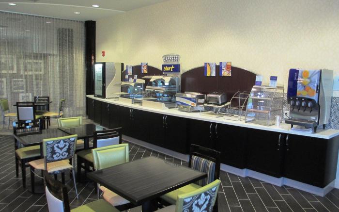 Holiday Inn Express & Suites Kansas City Airport By IHG