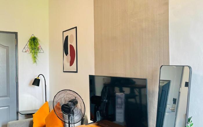 Prime Location Very Accessible Cozy Chic Homey