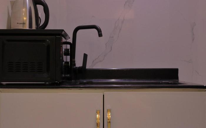 Quiet studio with side seating 4