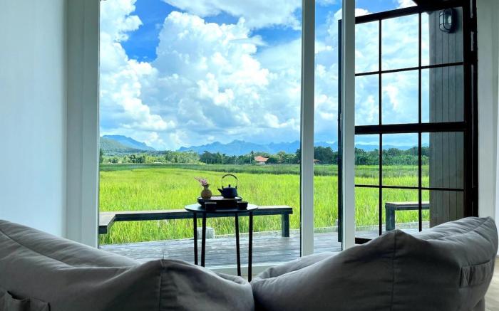 Stylish Cabin with Mountain Farm Field View