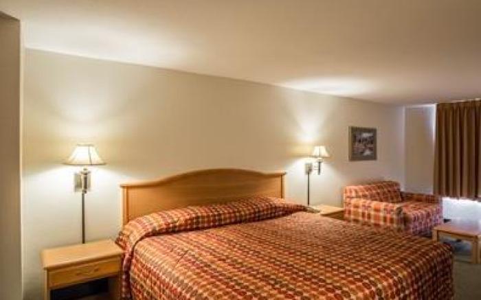 Rodeway Inn & Suites near Outlet Mall - Asheville