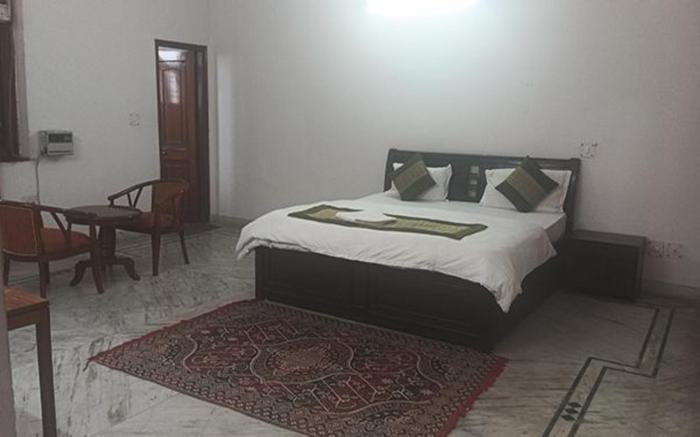 FabHotel Noida Dreamz