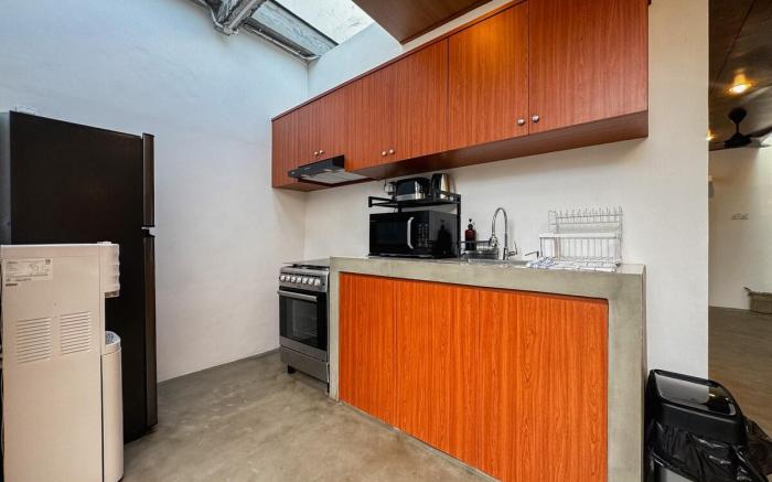 NEW! 8 mins to Airport, Transit, Stylish Room