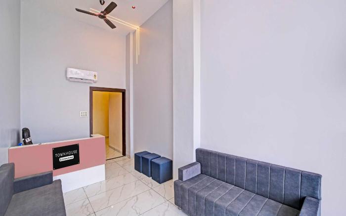 Townhouse Aurobindo Hospital