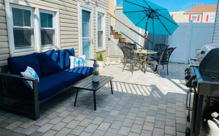 Hidden Gem 2 Bedroom 2 bathroom steps to the sand!