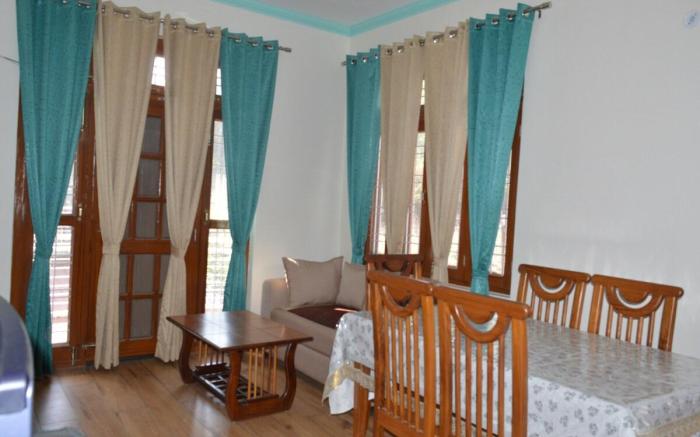 Casa De Fortuna –A| 2BHK |FF| Bhimtal by Homeyhuts