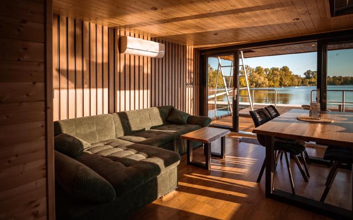 House Boat s vyhledem na Wake Park