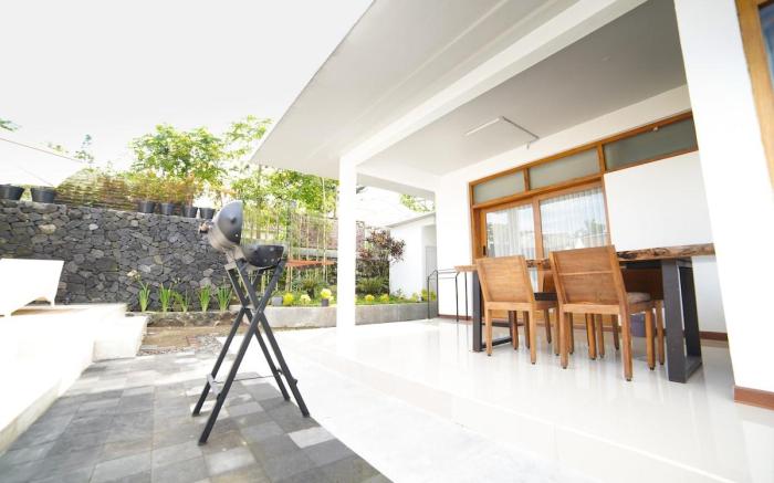 Family Japanese Stay with Private Pool in Jogja