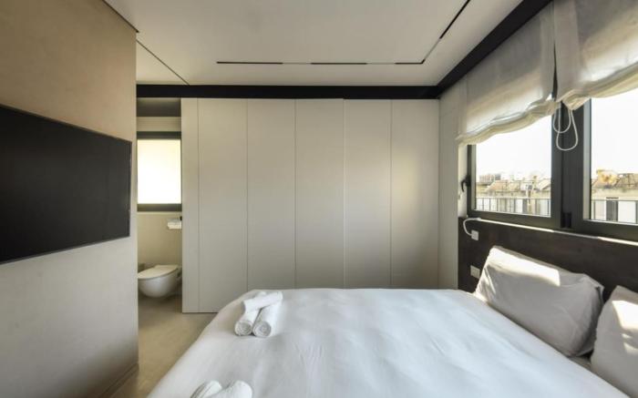 Modern and Vibrant 1BR apt with Private Balcony