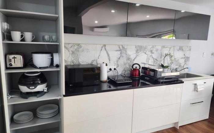 Self-contained 2 Bedrooms - Near CBD Location