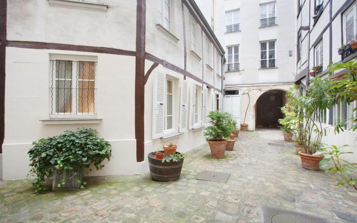 Superb apartment Place des Vosges Le Marais