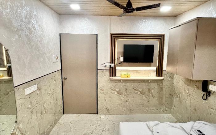 Hotel Newyork by Stayzy Rooms