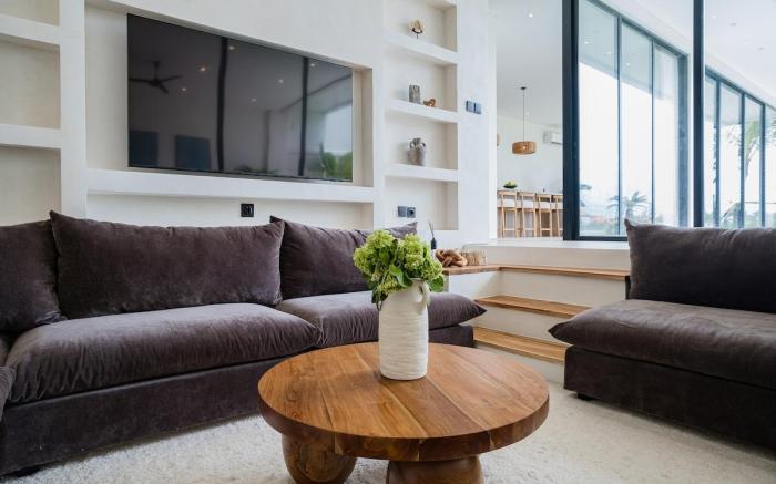 Brandnew 4BR Luxury Estate next to Beach & views