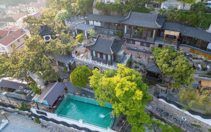 Laoshan Swan Castle Vacation Garden B&B