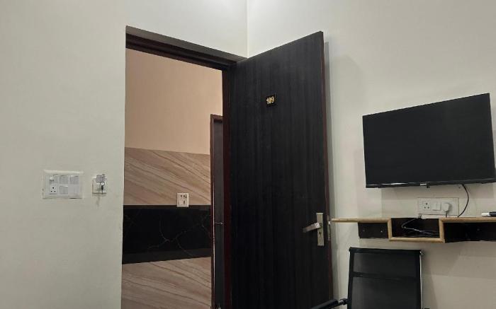 Hotel Nidhivan Dham 
