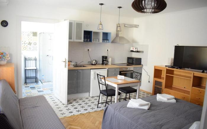 Diamond Astoria 5, sun-lit and quiet