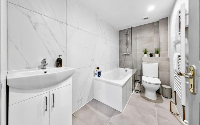 Light Blue Luxury 2 Bedroom Flat Next to Westfield Shopping Mall for 7