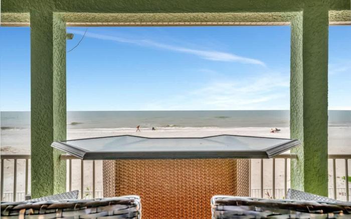 Stones Throw Beachfront Premier Suite #4 VIEWS