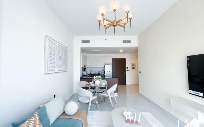 Bright 2‑Bed Family Home: Pool, Gym & Kids Play