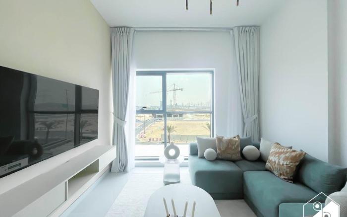 Bright 2‑Bed Family Home: Pool, Gym & Kids Play