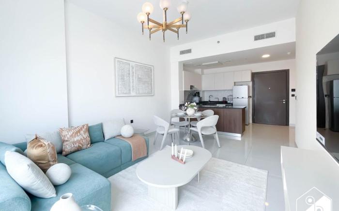 Bright 2‑Bed Family Home: Pool, Gym & Kids Play