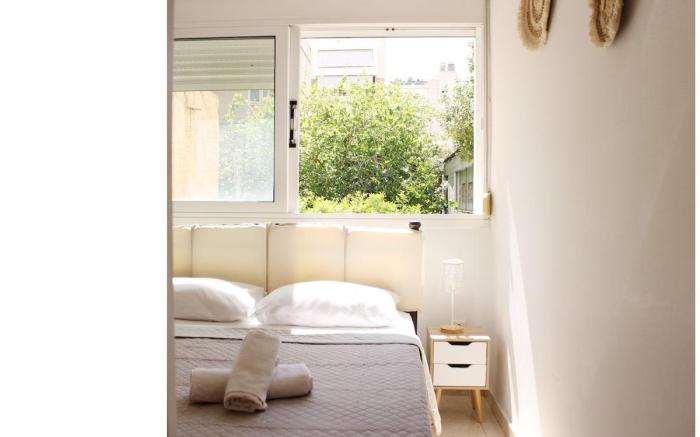 Modern 1BR/Balcony /Netflix/ Public Transportation