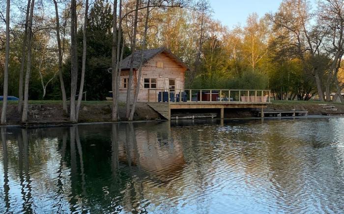 Chalet with a hot tub and terrace above the water