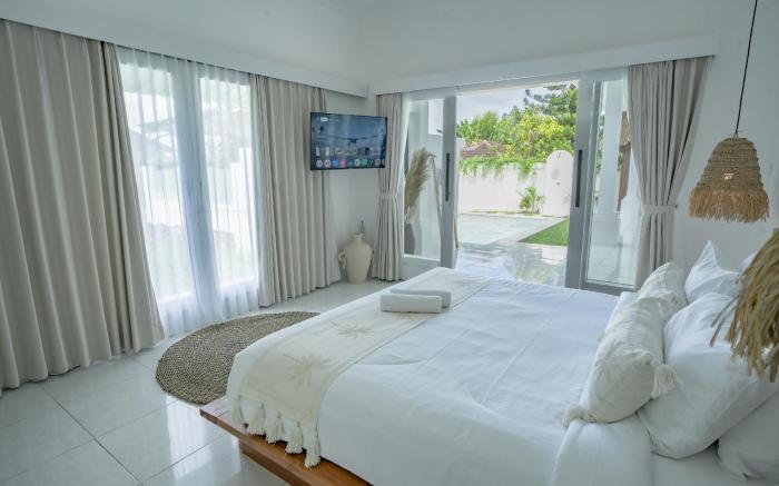 NEW stylish 3BR Canggu with large pool & projector