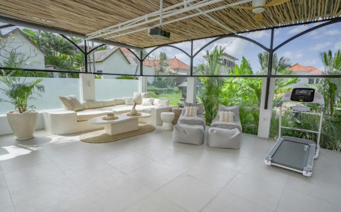 NEW stylish 3BR Canggu with large pool & projector