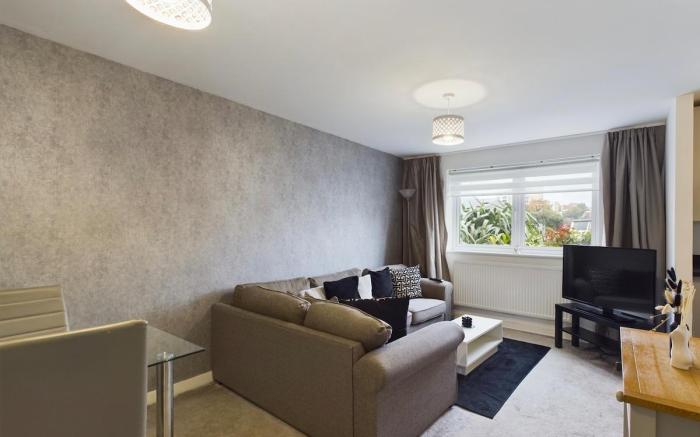 Modern 2 Bed City Apartment with Private Parking