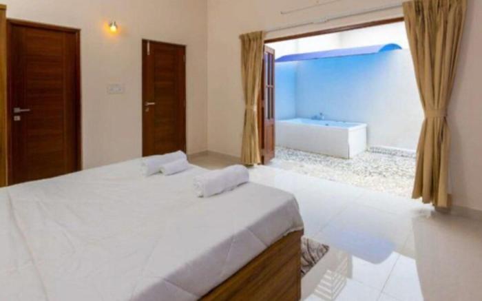 Villa Beach Tales (4BHK)-Opp Anjuna-Pool+Jacuzzi