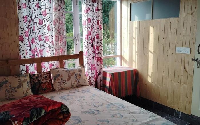 Cozy Home amidst mountains(Room-1)