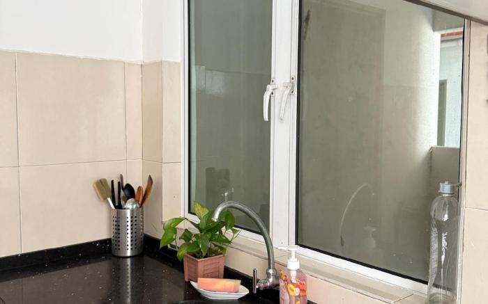 White Spacious with Breakfast at Seksyen 7