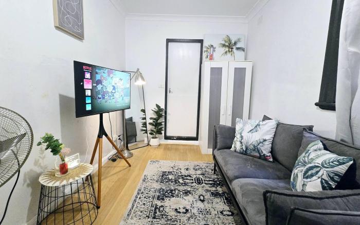 Affordable and Cozy City Pad - 5 min walk to city