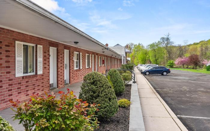 Ardsley Acres Hotel Court