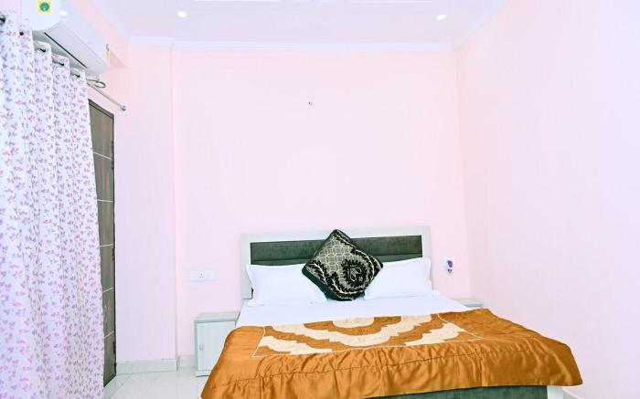 Maa Ganga Homes |Room No 301(No unmarried couples)