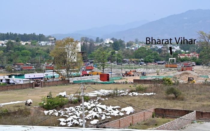 Maa Ganga Homes |Room No 202(No unmarried couples)