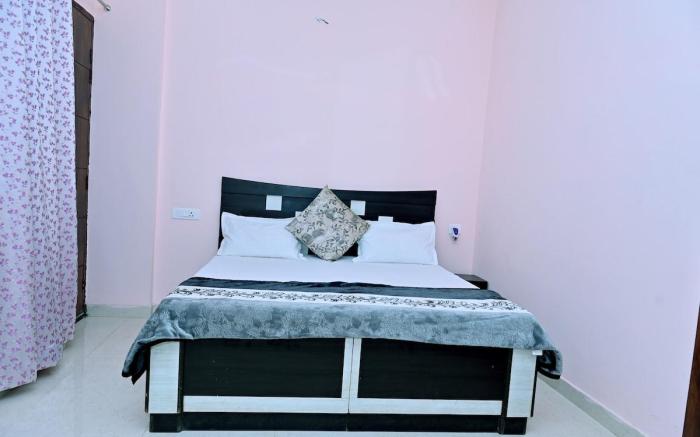 Maa Ganga Homes |Room No 202(No unmarried couples)