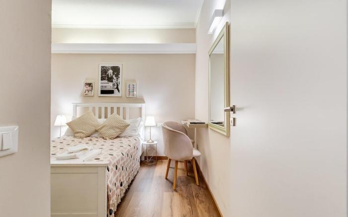 jmartins3 double bedroom near TREVI FOUNTAIN