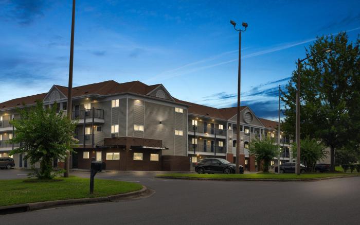 HomeTowne Studios & Suites Charlotte – Ballantyne