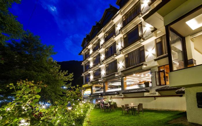 Tribhav Rohtang Heights Resort