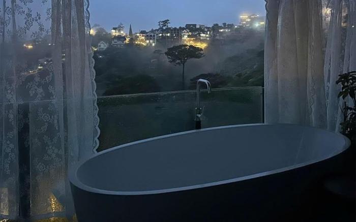 The Sky room w private bathtup