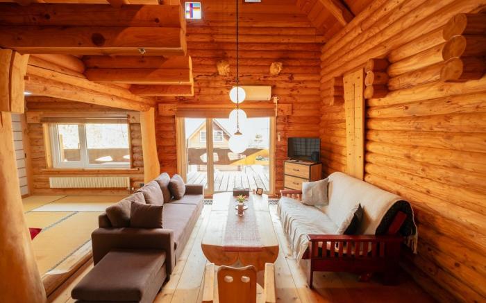 Lake Toya Hillside House / Spacious Log House