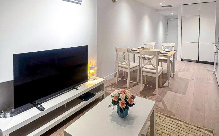 Two bedrooms apartment with balcony in Mel CBD