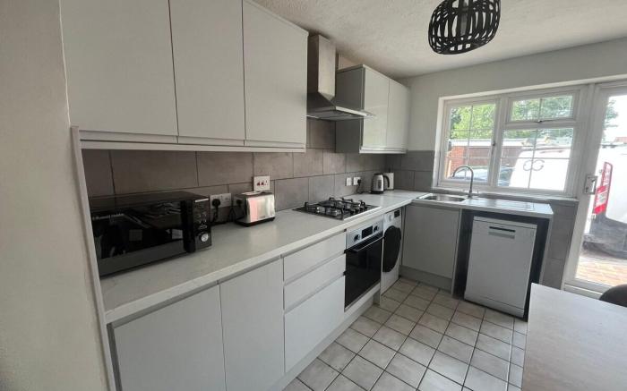 Honeysuckle House 5BR Crawley